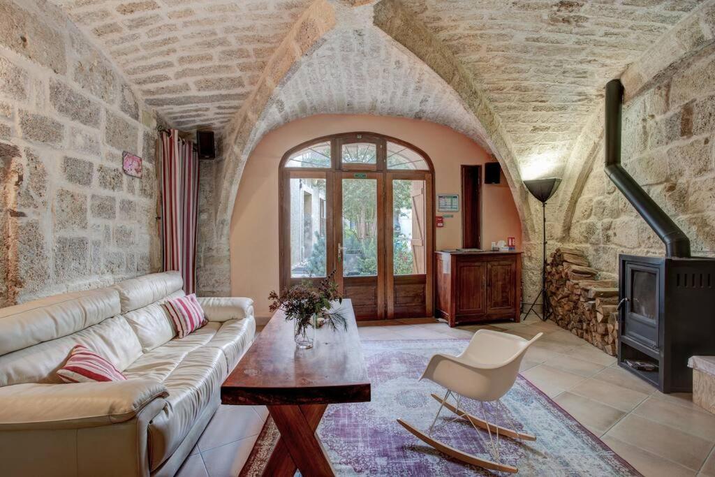 Stunning Medieval Getaway ヴィック・ラ・ガルディオル エクステリア 写真